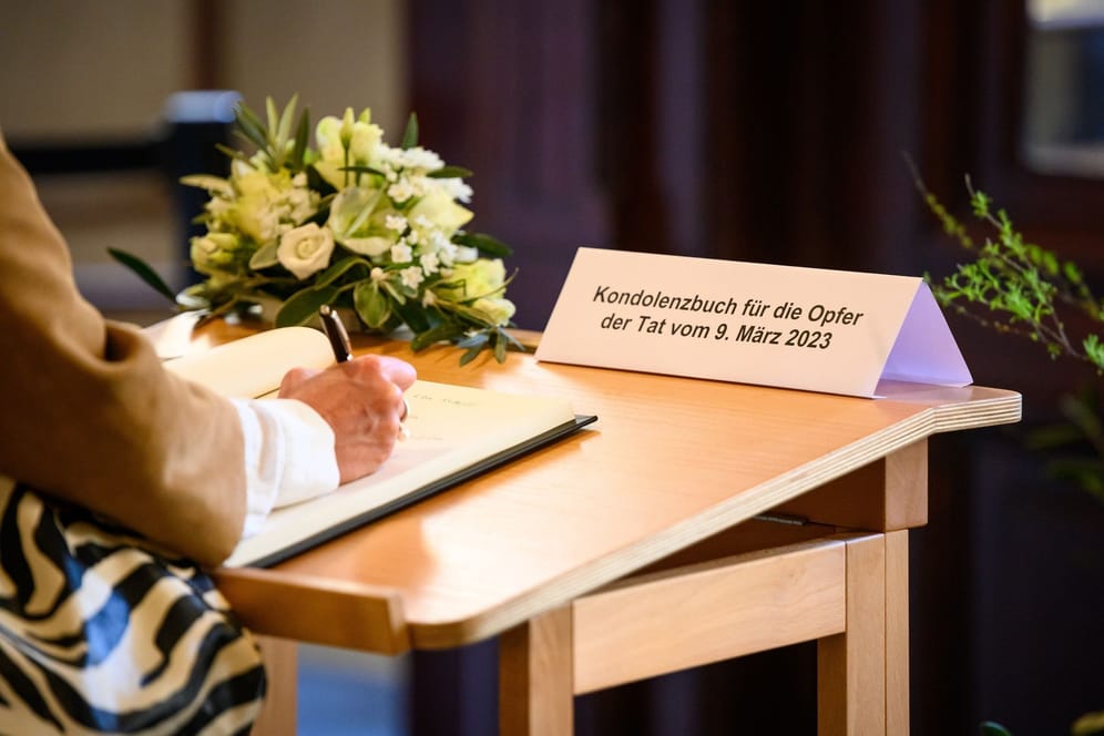 Kondolenzbuch zur Amoktat bei Jehovas Zeugen