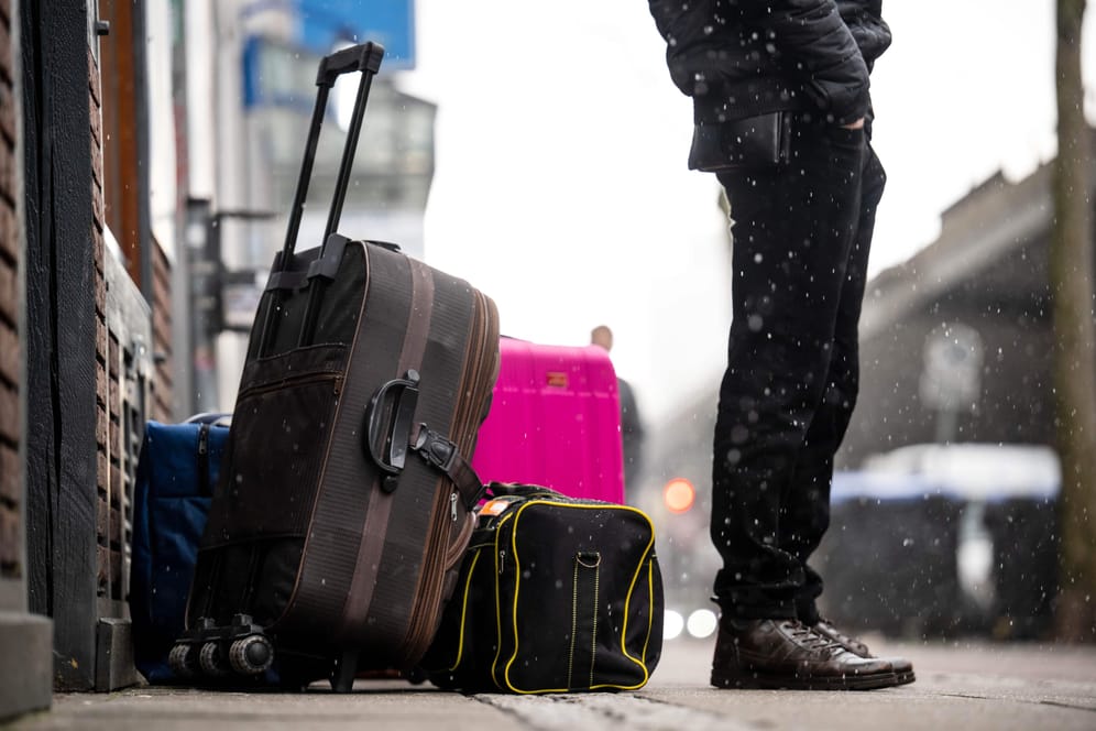 Ein Reisender steht mit Koffern vor dem Bremer Bahnhof: Ein bundesweiter Warnstreik legt weite Teile des öffentlichen Verkehrs lahm.
