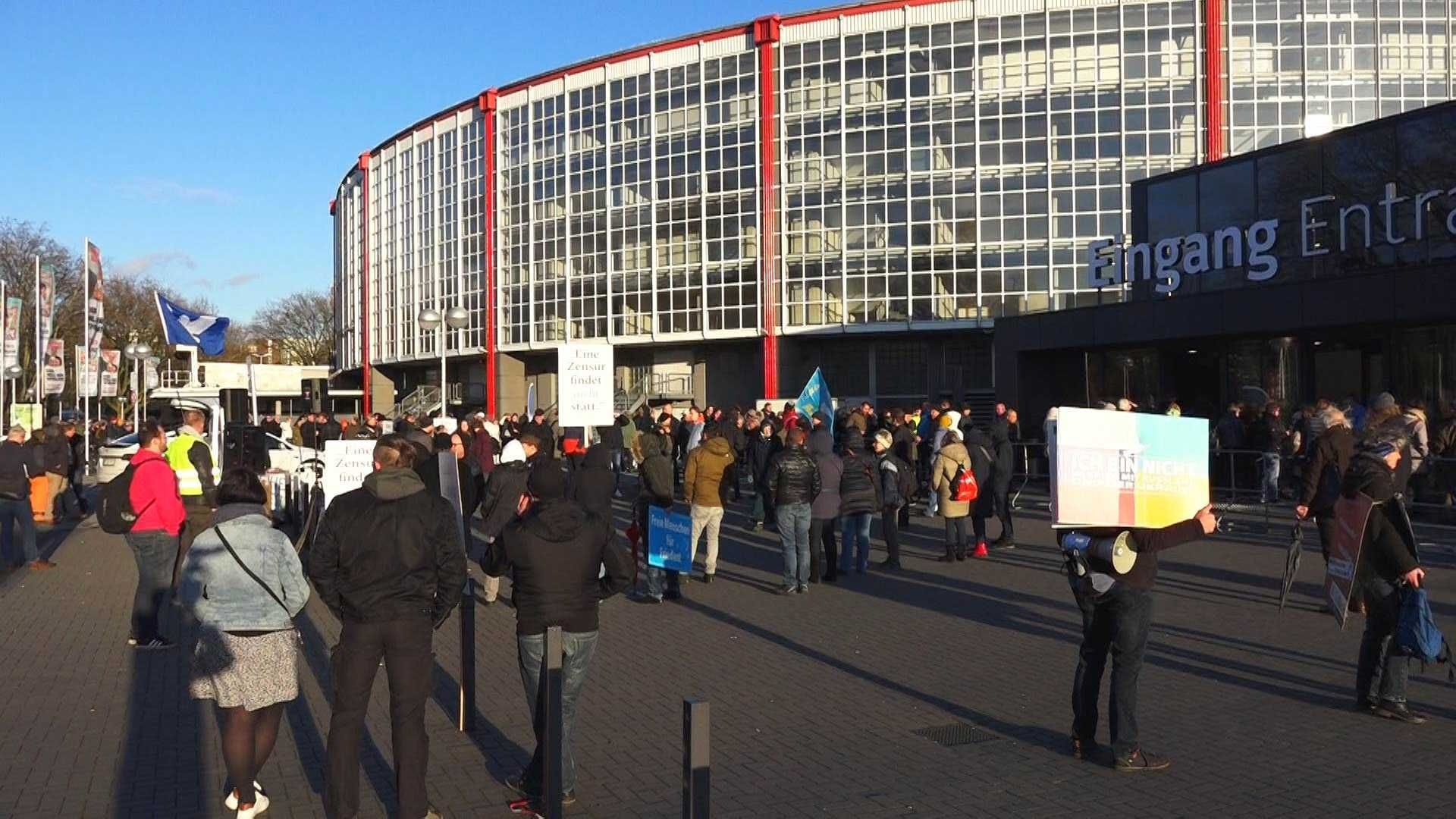 Viele Plakate, die auf Impfgegner- und Querdenker-Veranstaltungen des Öftern zu sehen sind, wurden auf der einen Seite, Ukraine-Flaggen auf der anderen Seite gezeigt.