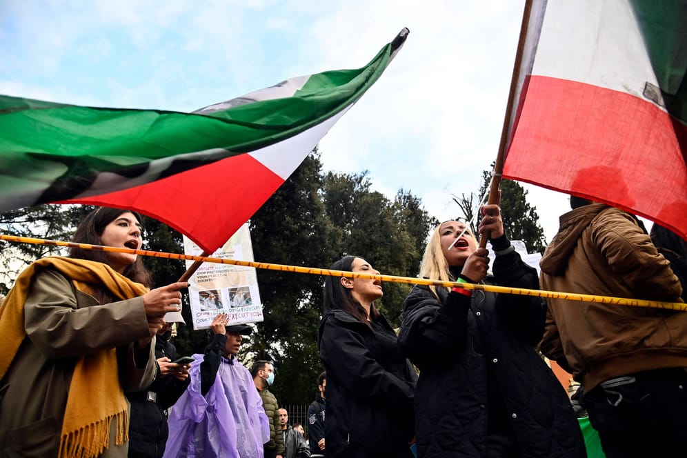Demonstrierende in Rom: Die Lage im Iran ist weiter angespannt.