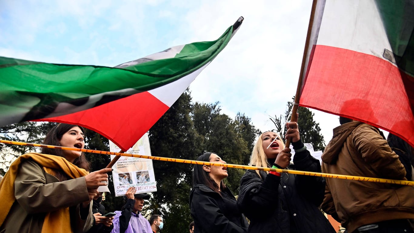 Demonstrierende in Rom: Die Lage im Iran ist weiter angespannt.