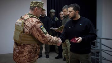 Volodymyr Zelenskyj visits troops in Bakhmut and presents awards.