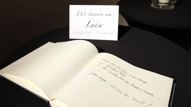 Ein Kondolenzbuch liegt für die ermordete Luise F. in der Kirche in Freudenberg aus: In den sozialen Netzwerken wird wild spekuliert.