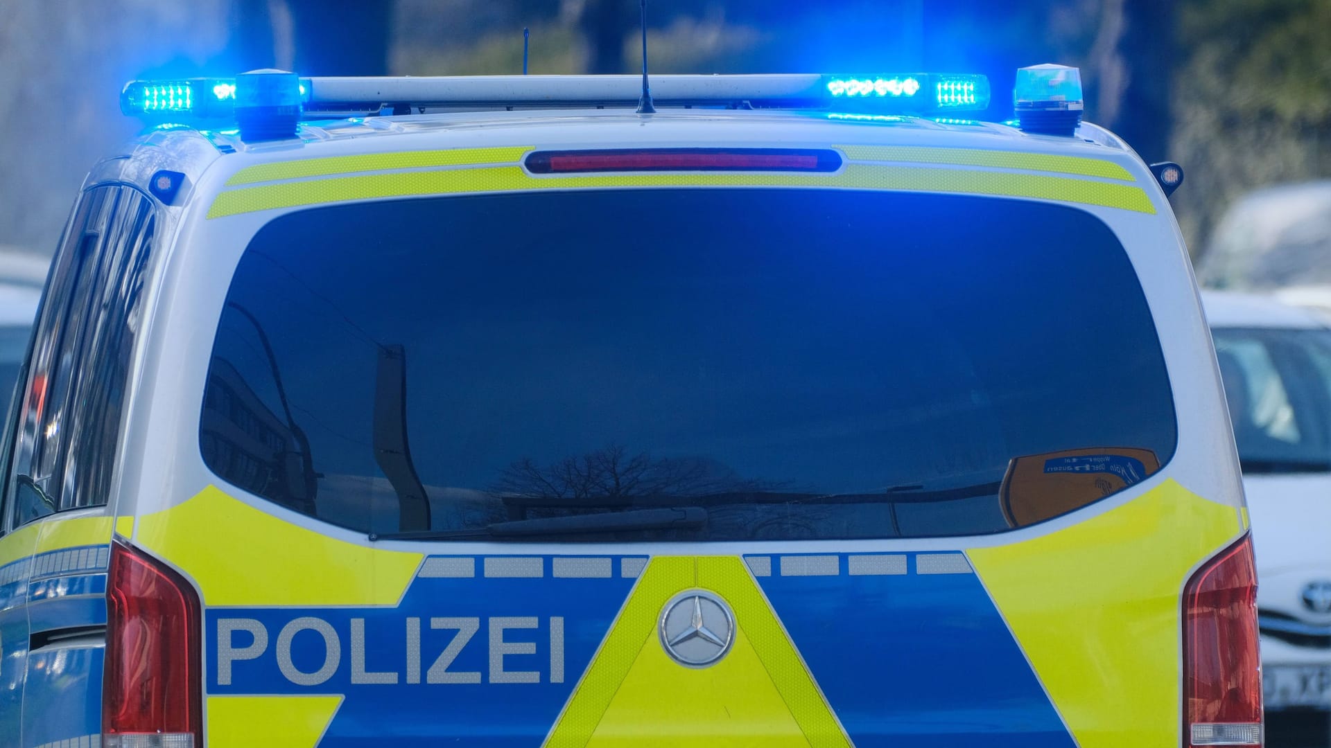 Polizeiwagen mit Blaulicht: Auch die Feuerwehr ist an der Suche beteiligt. Polizeiwagen mit Blaulicht: Auch die Feuerwehr ist an der Suche beteiligt.