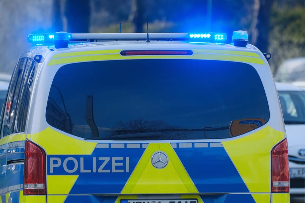 Polizeiwagen mit Blaulicht: Auch die Feuerwehr ist an der Suche beteiligt.