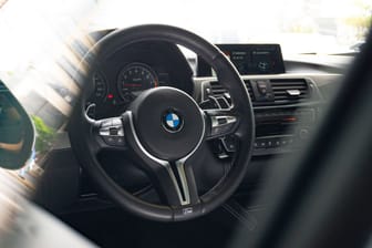 Blick in das Cockpit eines BMW (Symbolfoto): Im Wagen fanden die Beamten geringe Mengen Drogen.