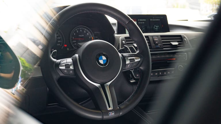 Blick in das Cockpit eines BMW (Symbolfoto): Im Wagen fanden die Beamten geringe Mengen Drogen.