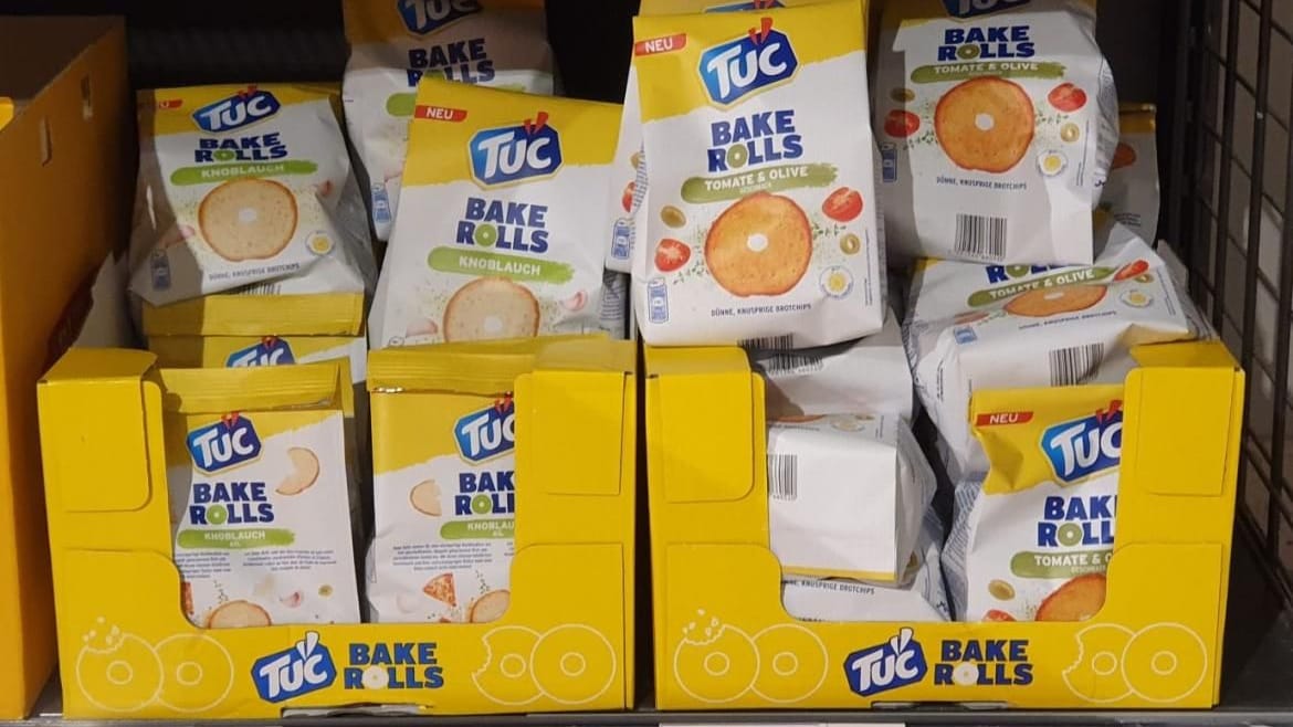 Ein Verkaufsregal mit Boxen voller Tuc Bake Rolls