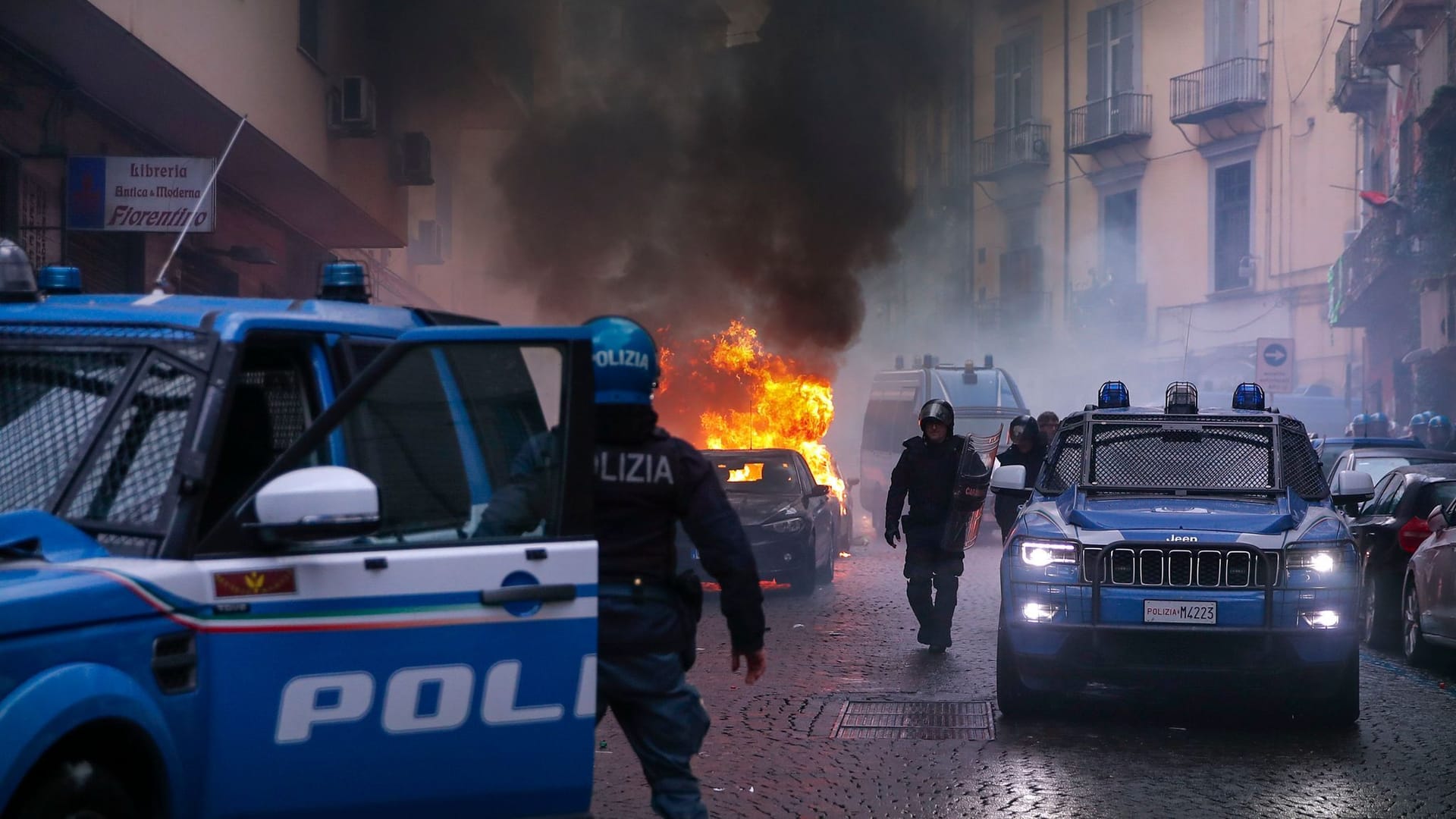 Auch ein Polizeiauto wurde in Brand gesetzt: Die Beamten in Neapel mussten an mehreren Schauplätzen die Randalierer stoppen.