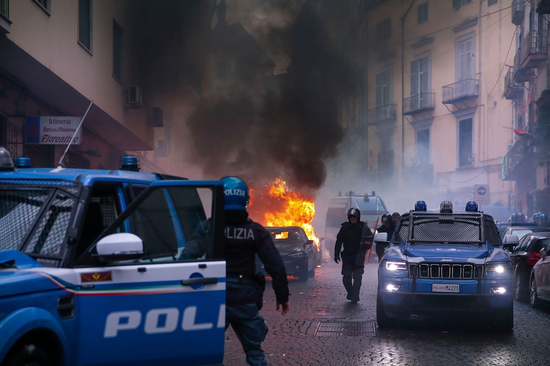 Auch ein Polizeiauto wurde in Brand gesetzt: Die Beamten in Neapel mussten an mehreren Schauplätzen die Randalierer stoppen.