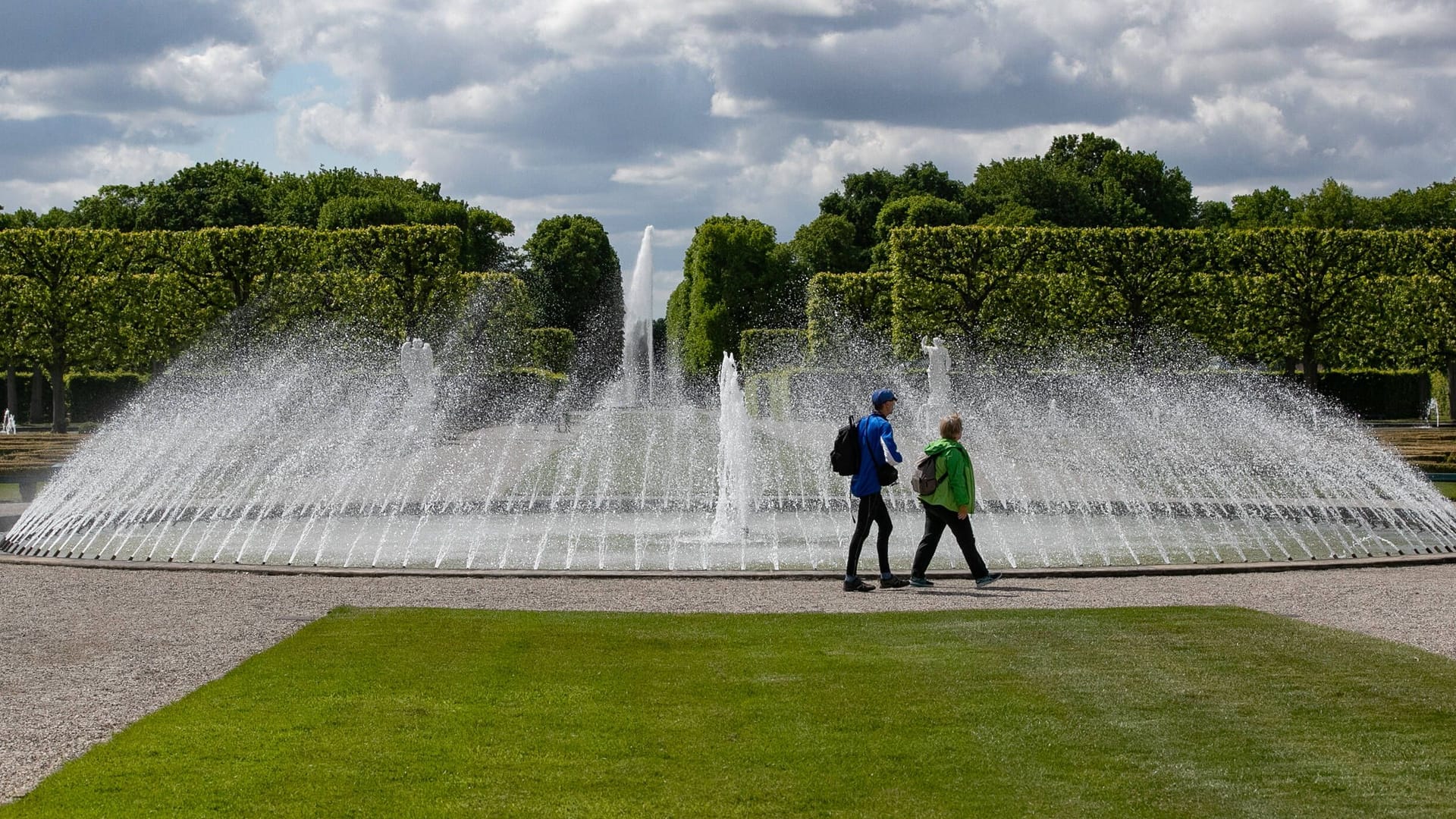 Fontänen und Wasserspiele in den Herrenhäuser Gärten (Archivbild): Zum April wechselt der Barockkarten wieder in die Sommersaison.