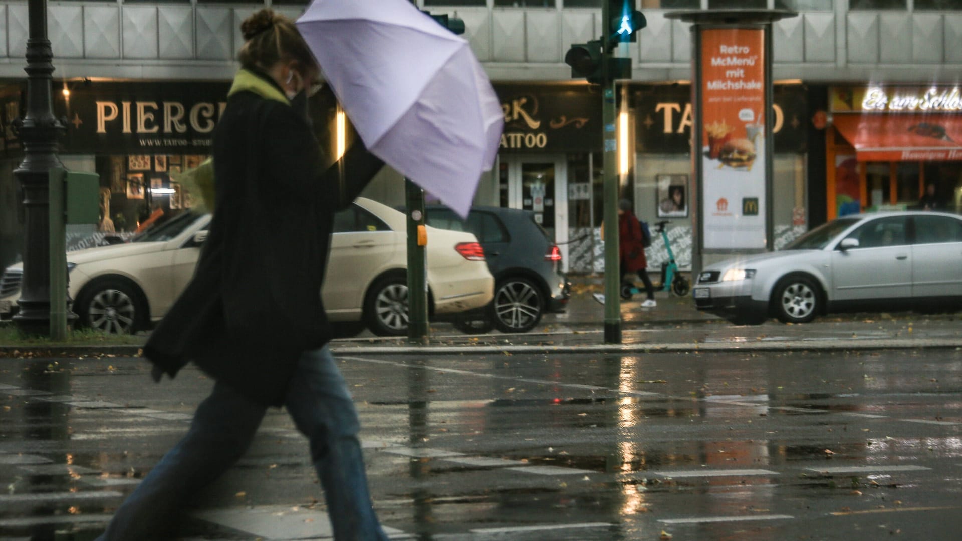 Eine Frau mit Regenschirm (Archivbild): In Berlin und Brandenburg wird es stürmisch.