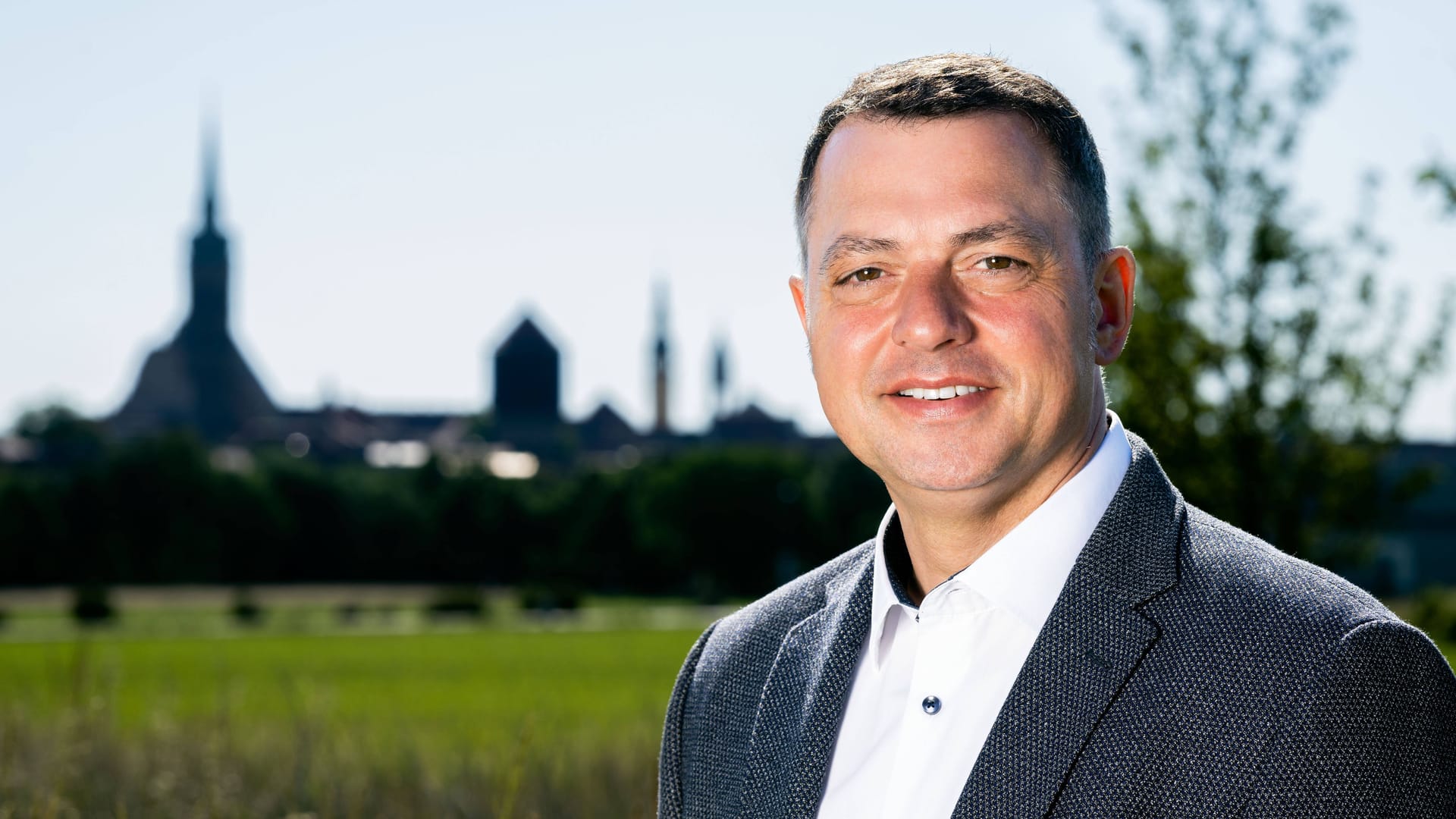 Der 1. Beigeordnete und Vize-Landrat des Landkreises Bautzen Udo Witschas CDU vor der Stadtsilhouette von Bautzen. Der 1. Beigeordnete und Vize-Landrat des Landkreises Bautzen Udo Witschas CDU vor der Stadtsilhouette von Bautzen.