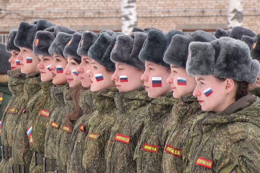 Russische Soldatinnen bei einer Übung (Symbolbild): An der Front werden zahlreiche Frauen zu Opfern sexualisierter Gewalt.