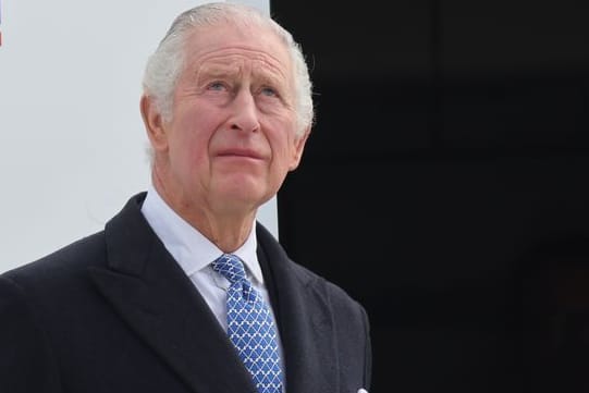 König Charles III. von Großbritannien kommt am Flughafen BER an.