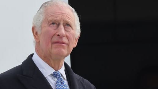 König Charles III. von Großbritannien kommt am Flughafen BER an.