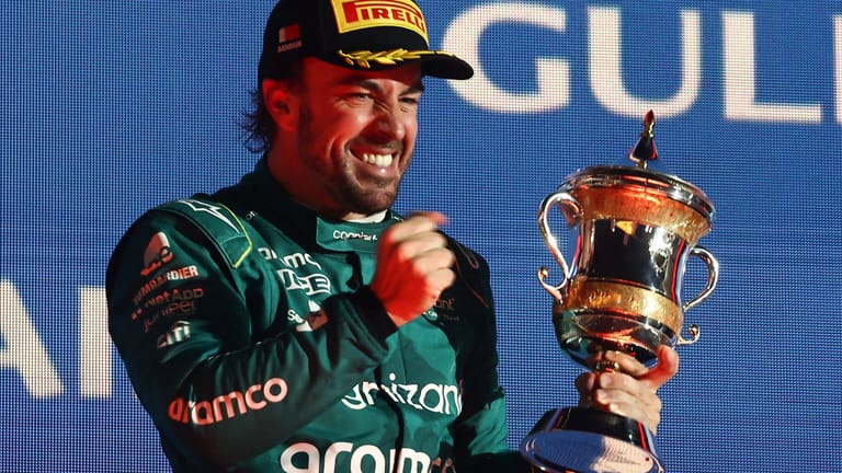Überglücklich: Fernando Alonso mit der Trophäe für Platz 3 beim Großen Preis von Bahrain.
