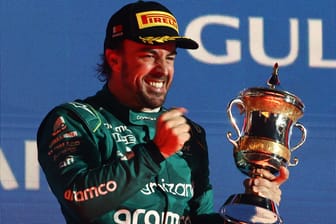 Überglücklich: Fernando Alonso mit der Trophäe für Platz 3 beim Großen Preis von Bahrain.