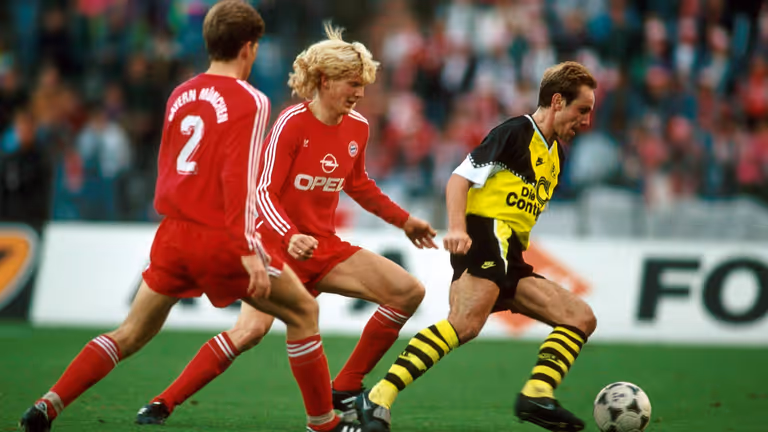 Michael Rummenigge (BVB, re.) im Duell mit Stefan Effenberg (Archivbild): Der ehemalige Fußballer Rummenigge rät den Borussen zu einem mutigen Auftritt in München.