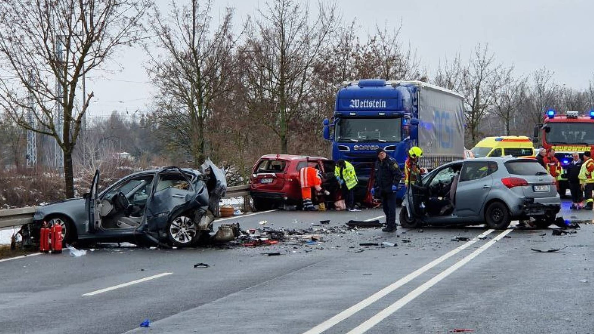 Die Unfallstelle auf der B87: Mehrere Menschen starben.