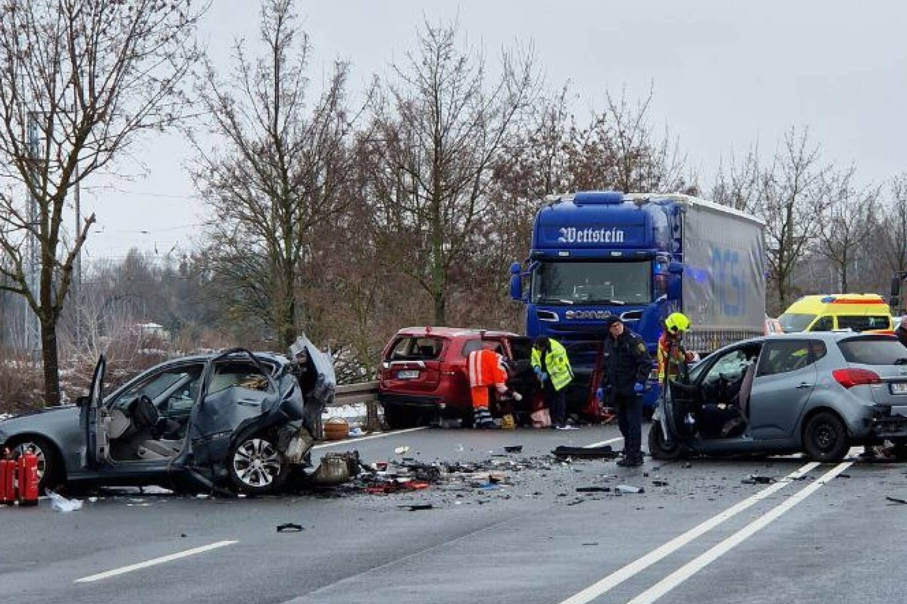 Die Unfallstelle auf der B87: Mehrere Menschen starben.