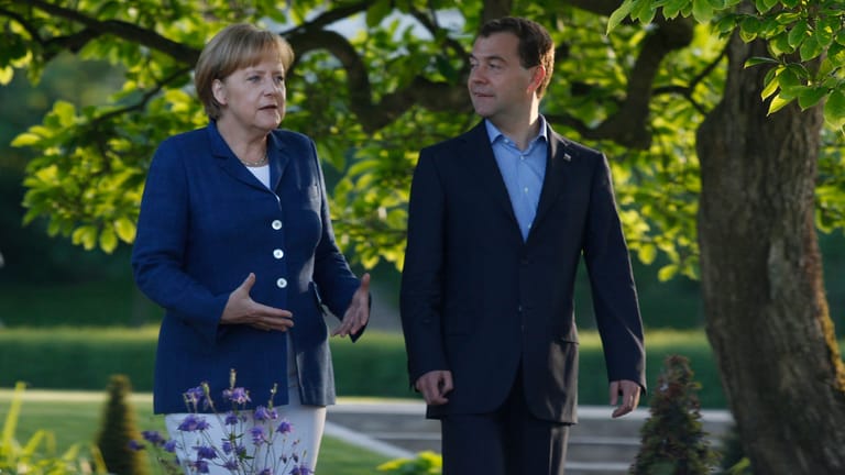 Auch in der weitläufigen Parkanlage wird Politik gemacht: 2010 etwa ging die damalige Bundeskanzlerin Angela Merkel mit dem damaligen russischen Präsidenten Dmitry Medwedew spazieren.