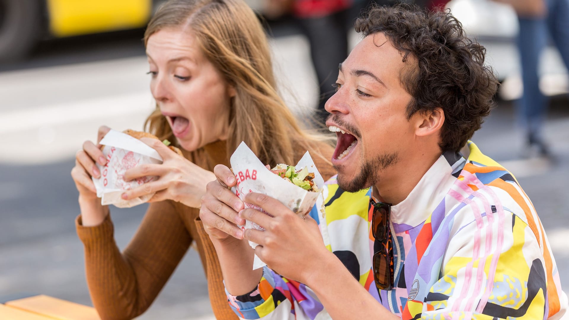 Roggan und Mertz essen einen Veggie-Döner: Die meisten Lebensmittel gibt es inzwischen in vegetarischer oder veganer Variante.