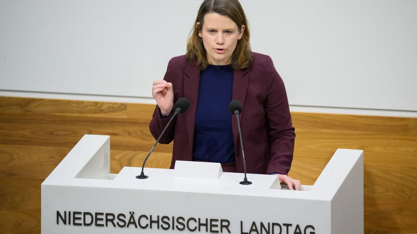 Julia Willie Hamburg (Grüne), Kultusministerin von Niedersachsen, spricht im Landtag: Die Förderschule Lernen wird ihr zufolge "auch nicht wieder eingeführt werden".