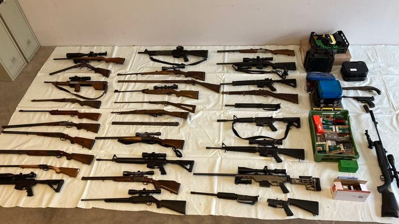 Dutzende Schusswaffen und große Mengen Munition sind auf einem Hof in Kärnten gefunden worden.