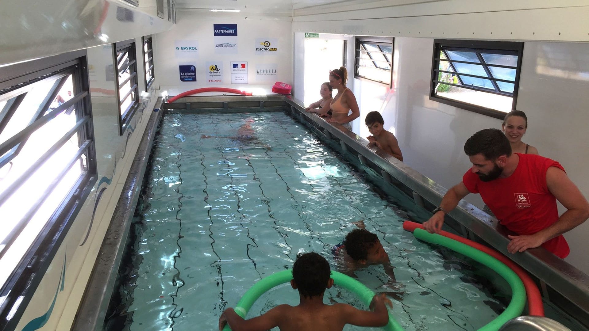 Französischer Schwimm-Container (Archivbild): Solche mobilen Pools soll es auch bald in ganz NRW geben. Französischer Schwimm-Container (Archivbild): Solche mobilen Pools soll es auch bald in ganz NRW geben.