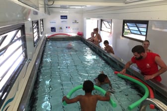 Französischer Schwimm-Container (Archivbild): Solche mobilen Pools soll es auch bald in ganz NRW geben.