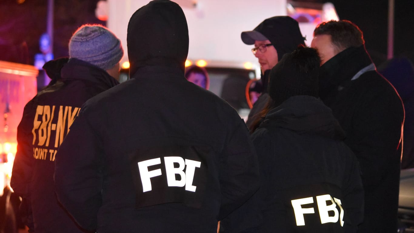 FBI-Beamte im Einsatz (Symbolbild): In Kansas City sollen zwei Männer versucht haben, Informationen nach Russland zu schicken.