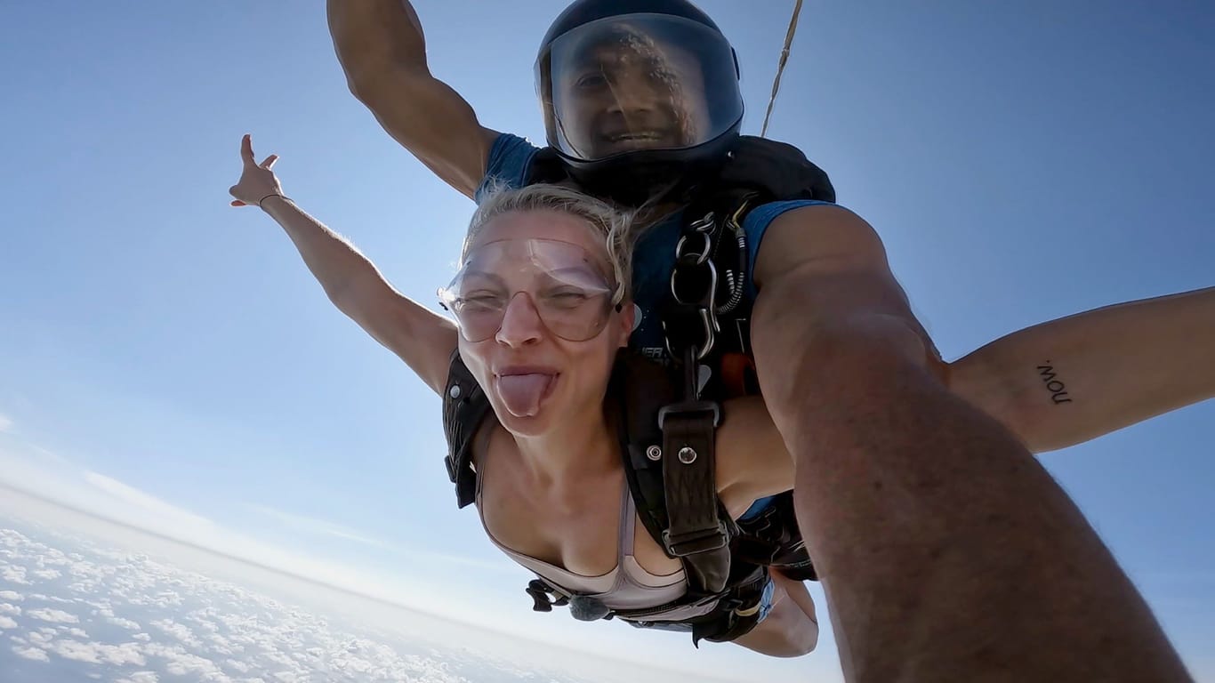 Tami und David beim Skydiving.