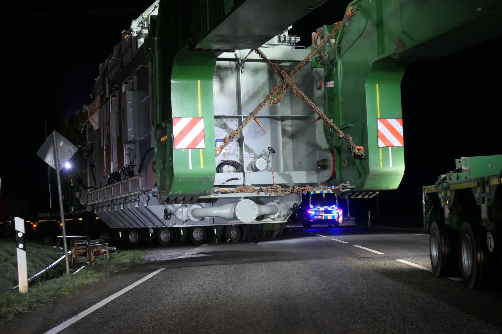 Der Schwerlasttransport überquert eine Straße: Die mehr als 460 Tonnen schwere Ladung war um 3 Uhr am Zielort.