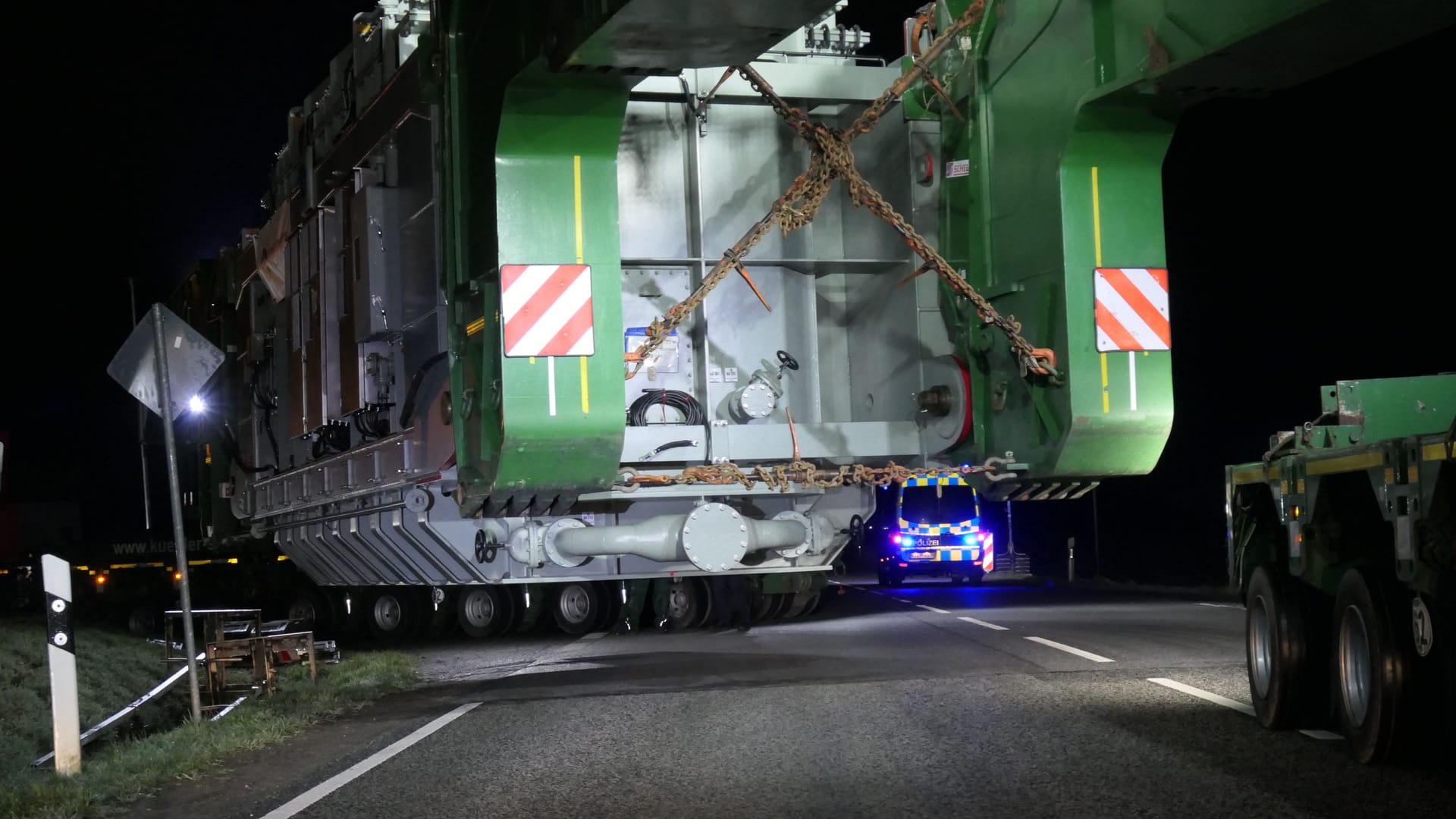 Der Schwerlasttransport überquert eine Straße: Die mehr als 460 Tonnen schwere Ladung war um 3 Uhr am Zielort.