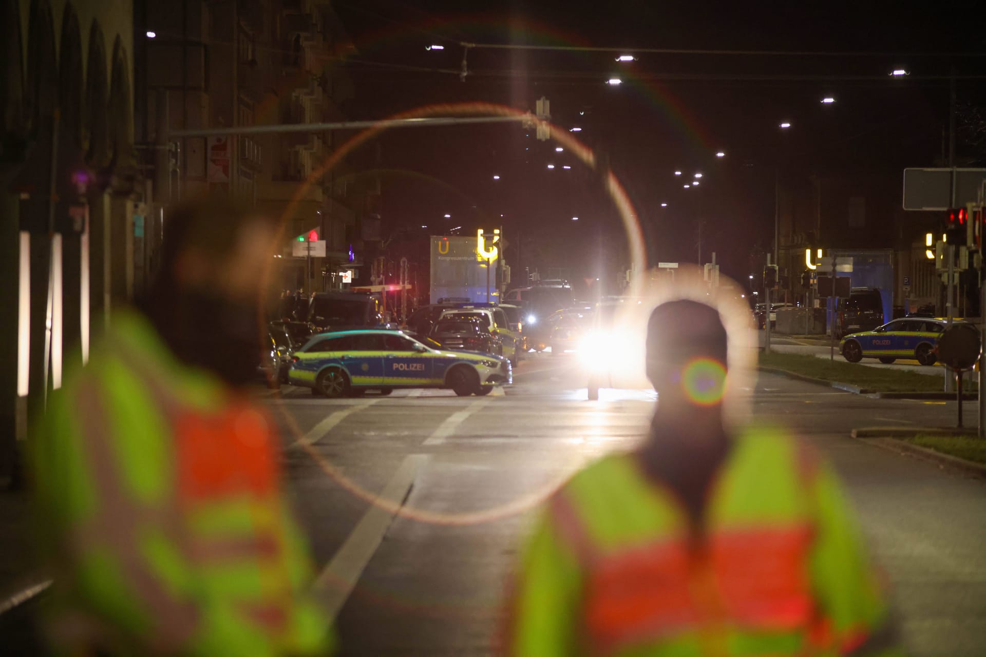 Polizeiabsperrung in der Innenstadt von Karlsruhe: Am Freitagabend kam es in der Innenstadt zu einer Geiselnahme.