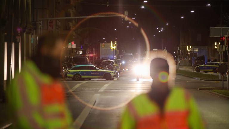 Polizeiabsperrung in der Innenstadt von Karlsruhe: Am Freitagabend kam es in der Innenstadt zu einer Geiselnahme.