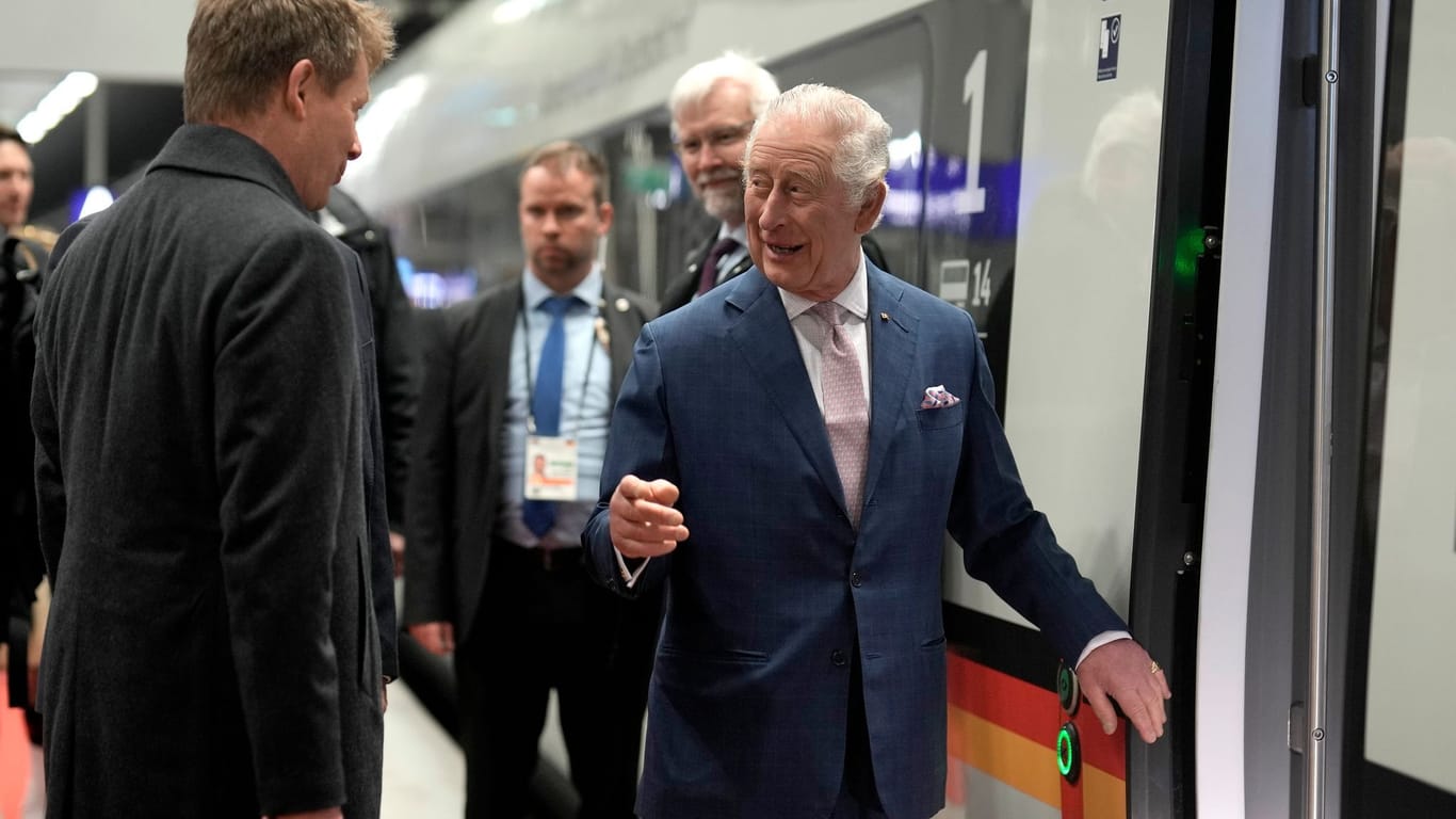 König Charles III. beim Betreten des Zuges: Nicht jeder kann die Aufregung rund um den Besuch verstehen.
