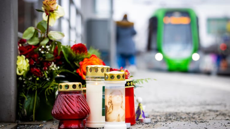 Blumen und Kerzen liegen an einem Bahnsteig der Stadtbahnhaltestelle Fiedelerstraße in Hannover: Nach dem tödlichen Schuss auf einen 34-Jährigen in Hannover hat der Bruder des Opfers den 22 Jahre alten Verdächtigen identifiziert.