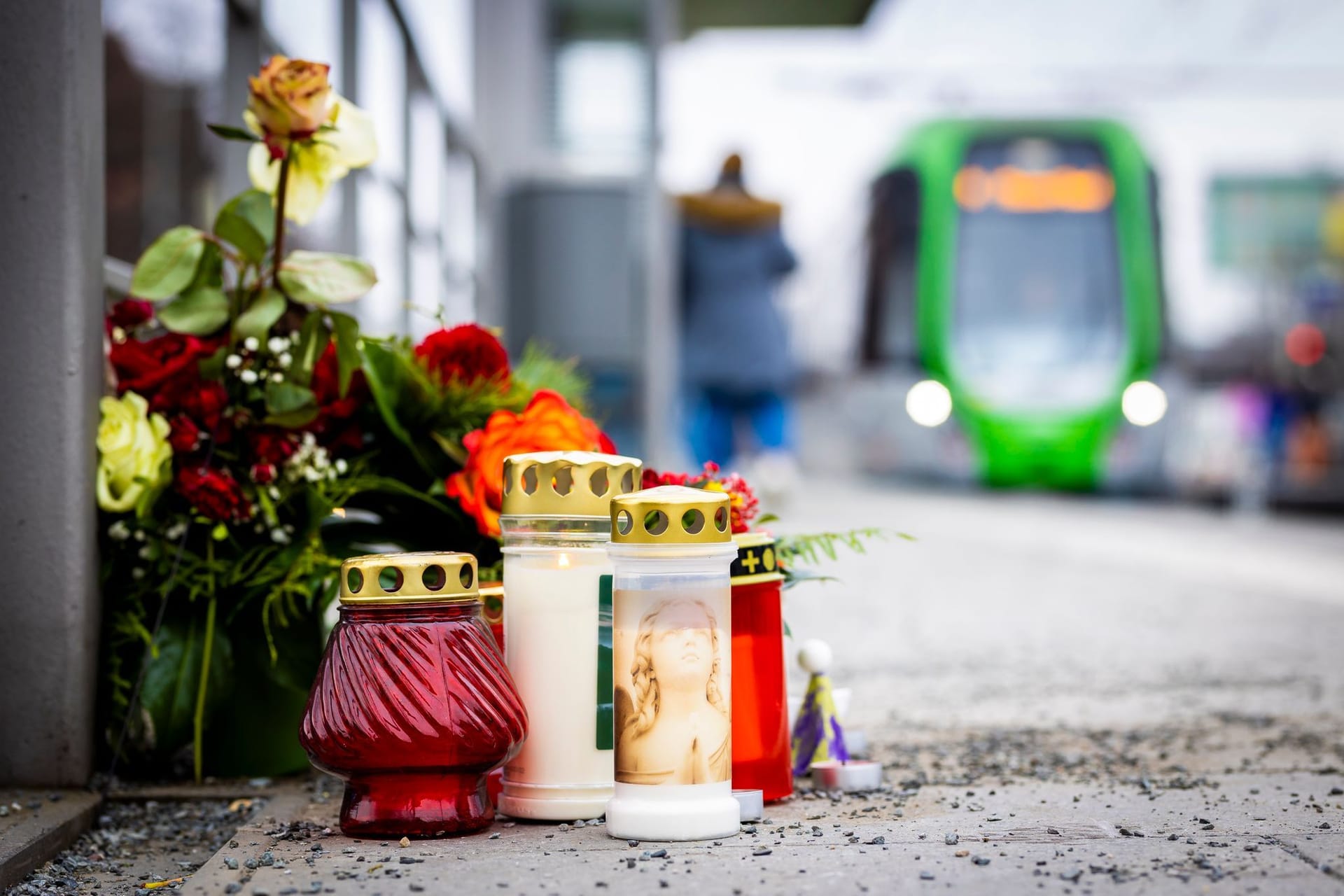 Blumen und Kerzen liegen an einem Bahnsteig der Stadtbahnhaltestelle Fiedelerstraße in Hannover: Nach dem tödlichen Schuss auf einen 34-Jährigen in Hannover hat der Bruder des Opfers den 22 Jahre alten Verdächtigen identifiziert.