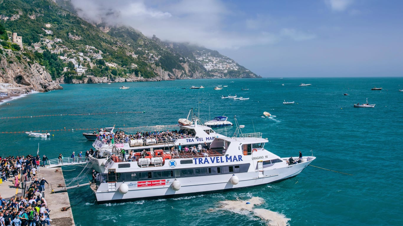 Landgang: Gerade in der Hauptsaison bringen kleine Fähren viele Tagestouristen über den Golf von Salerno an die Amalfi-Küste.