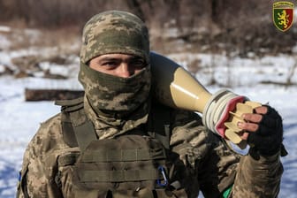 Das Foto soll einen ukrainischen Soldaten mit einer iranischen Mörsergranate zeigen.