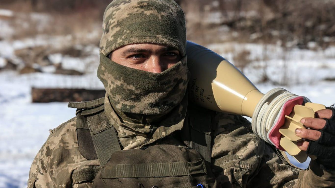 Das Foto soll einen ukrainischen Soldaten mit einer iranischen Mörsergranate zeigen.