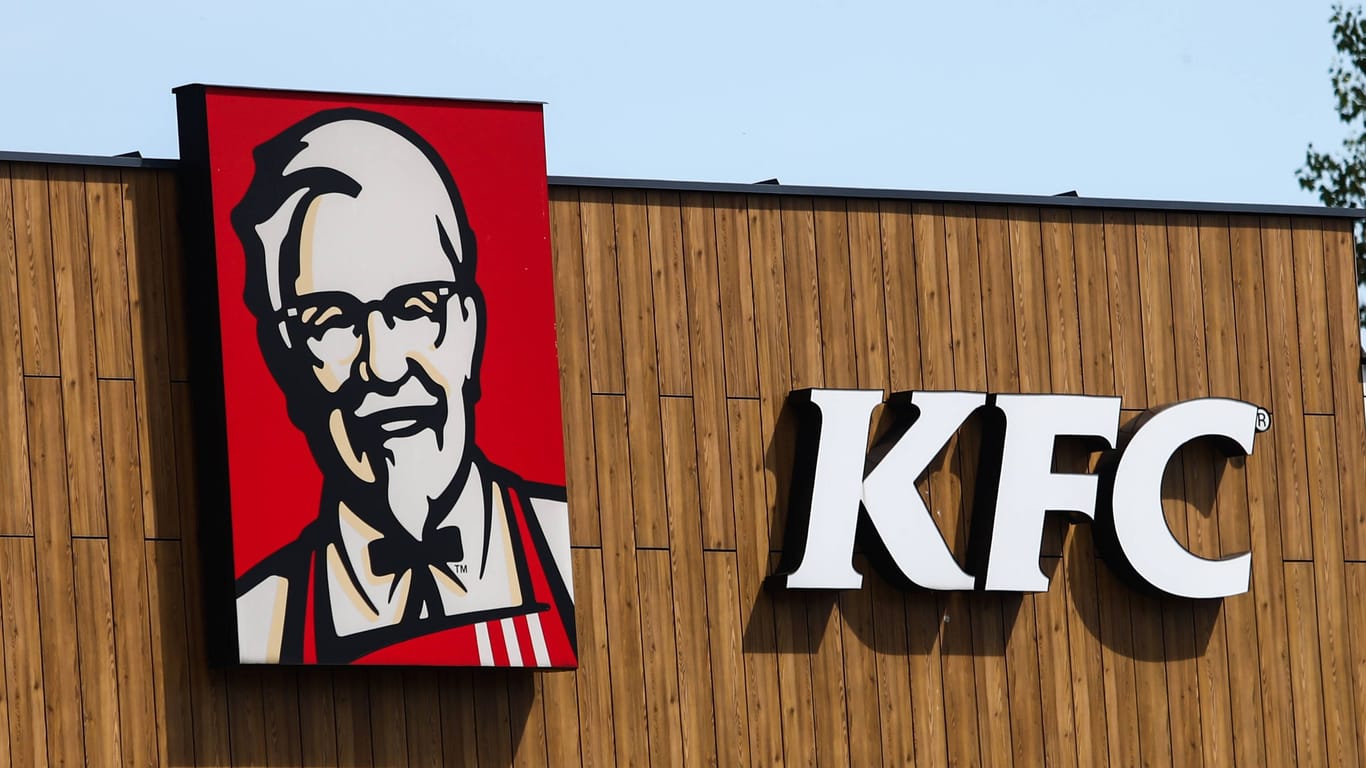 KFC-Logo (Symbolbild): Bei einem russischen Ableger der US-Fastfood-Kette soll die chinesische Delegation Essen geholt haben.