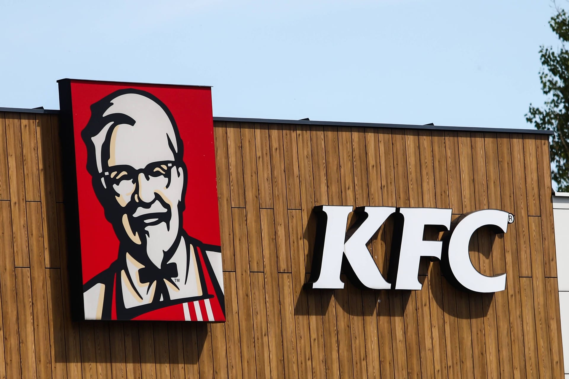 KFC-Logo (Symbolbild): Bei einem russischen Ableger der US-Fastfood-Kette soll die chinesische Delegation Essen geholt haben.