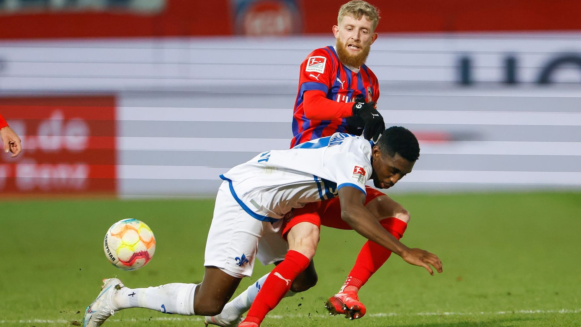 Frank Ronstadt (l.) gegen Jan-Niklas Beste: Heidenheim brachte Darmstadt zu Fall.