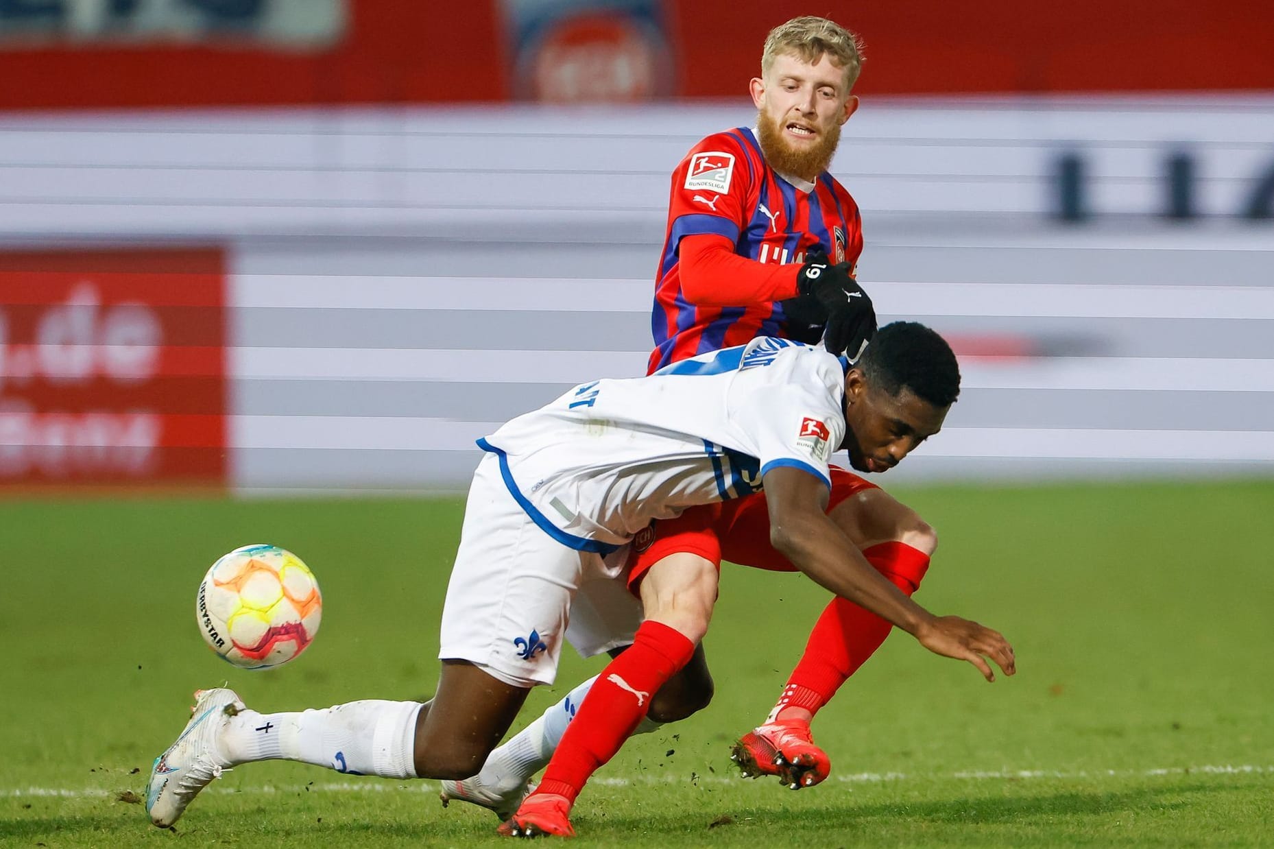 Frank Ronstadt (l.) gegen Jan-Niklas Beste: Heidenheim brachte Darmstadt zu Fall.