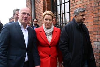 Kai Wegner (CDU,l.), Franziska Giffey (SPD, Mitte) und Raed Saleh (SPD,r.): Die Christdemokraten wollen, dass es nun schnell geht.