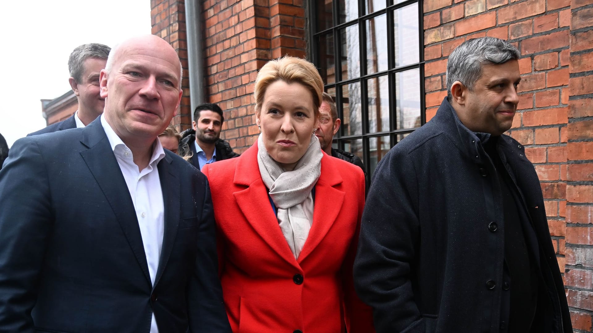 Kai Wegner (CDU,l.), Franziska Giffey (SPD, Mitte) und Raed Saleh (SPD,r.): Die Christdemokraten wollen, dass es nun schnell geht. Kai Wegner (CDU,l.), Franziska Giffey (SPD, Mitte) und Raed Saleh (SPD,r.): Die Christdemokraten wollen, dass es nun schnell geht.