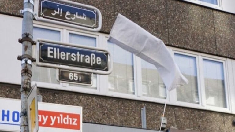 Das Straßenschild für die Ellerstraße in Düsseldorf gibt es jetzt auch auf Arabisch: شارع إلَرْ.